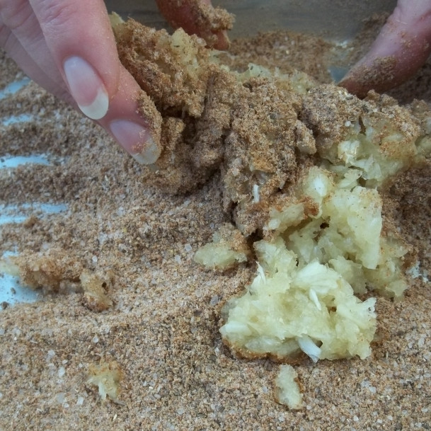 1. Этап. Сванская соль: Пальцами перемешиваем чеснок и специи.