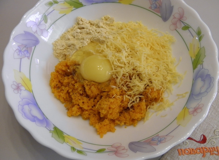 1. Этап. Морковные котлеты с сыром: Соедините остывшую проваренную морковь, сырое яйцо, сыр, соль, перец черный молотый и стакан кукурузной муки без горки.