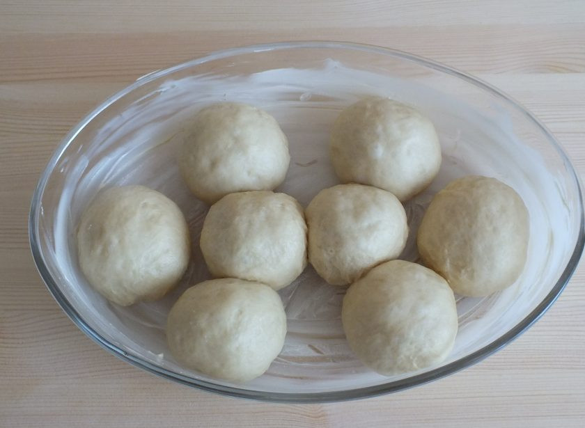 1. Этап. Булочки со сливками: Возьмите глубокую, широкую форму и смажьте маслом. Выложите тесто. Оставьте на 30 минут для расстойки.