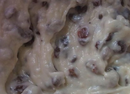 1. Этап. Торт трехслойный: 3. Замесите тесто для второго коржа. Изюм был замочен и промыт заранее. Теперь следует изюм хорошенько промокнуть от влаги и добавить в тесто. Перемешайте. Поставьте в духовку на 25-30 минут при 180С.