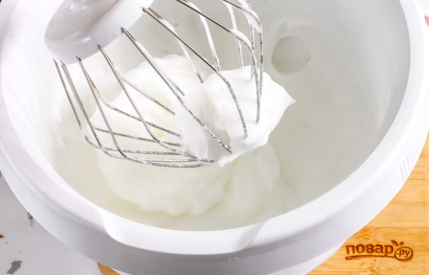 1. Этап. Белковые маффины: Разогрейте духовку до 200 градусов. Отделите белки от желтков, разбивая куриные яйца. Следите за тем, чтобы емкость для белков не была мокрой и чтобы ни одна капля желтка не попала в белки, иначе они не взобьются. Всыпьте в чашу кухонного комбайна соль, вылейте куриные белки и взбейте в течение 3 минут на самой высокой скорости.