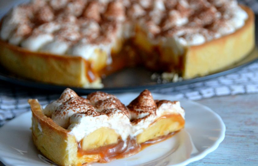 1. Этап. Баноффи пай с выпечкой: Сладкая карамель сбалансирована несладкими взбитыми сливками. Банановая начинка и нежная основа из песочного теста — прекрасное сочетание вкусов. Приятного аппетита!