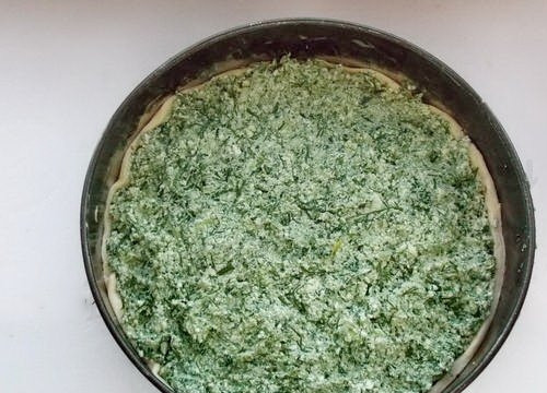 1. Этап. Итальянский пасхальный пирог: 9. В форму кладем яйца, а затем начинку.