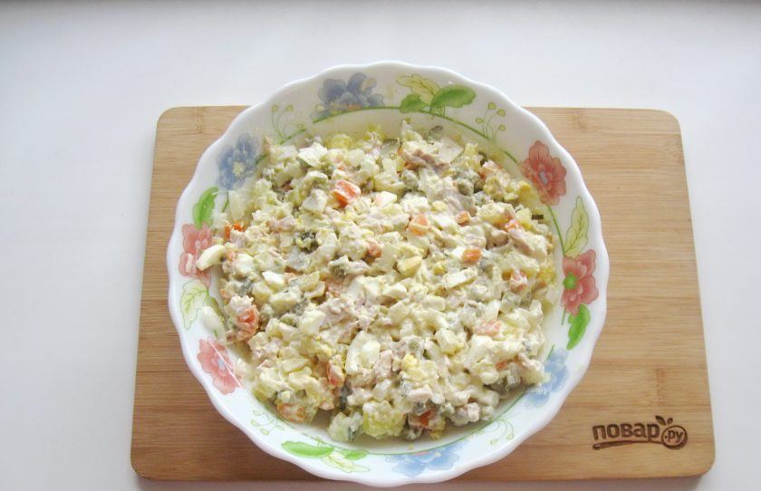 1. Этап. Оливье с курицей и яблоком: Перемешайте все ингредиенты салата.