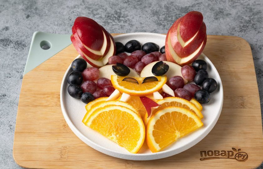 1. Этап. Фруктовая нарезка Дракон на Новый год: Добавьте зрачки, язык и зубы дракона.