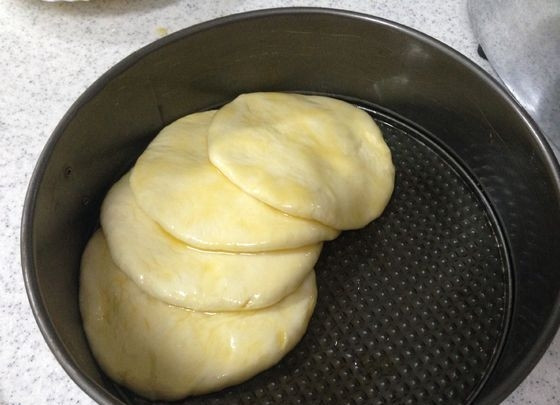 1. Этап. Сербский хлеб: 10. Блинчики в масле выкладывайте по кругом внахлест в глубокую форму для выпечки торта.