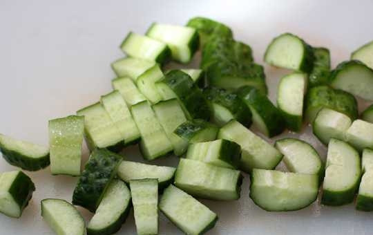 1. Этап. Салат Цезарь с огурцами: Огурцы вымыть и нарезать - не слишком тонко.