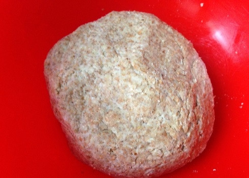 1. Этап. ПП-пельмени с баклажаном: Высыпаем муку в миску, добавим соль и оливковое масло, перемешаем. А затем добавляем воду и замешиваем гладкое тесто, из которого будет удобно лепить пельмени. Тесто после замеса замотаем в пищевую пленку и оставим минут на 30-40.