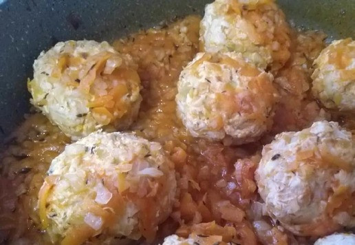 1. Этап. Тефтели с чечевицей: На овощи выложить тефтели, залить водой, чтобы тефтели покрылись наполовину. Накрыть крышкой и тушить при небольшом кипении 40 минут. В процессе перевернуть пару раз.