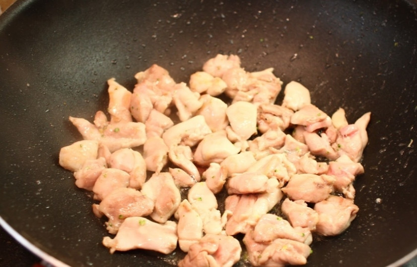 1. Этап. Курица с кешью: Обжаренные орехи извлекаем из вока. Кладем в вок нарезанную на небольшие кусочки курицу (филе). Обжариваем на быстром огне до образования корочки с каждой стороны.