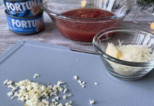 1. Этап. Паста с помидорами и тунцом: Подготовьте продукты. Чеснок очистите, мелко порубите ножом. Сыр натрите на терке.