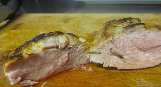 1. Этап. Филе утиной грудки без кожи: Мясо получается мягким и нежным внутри, если хотите более поджаренное мясо, запекайте еще минуты 2-3.