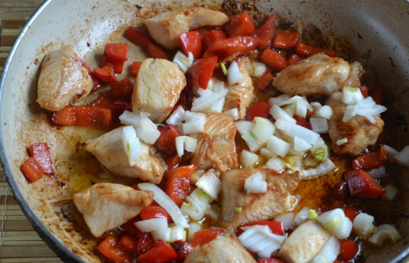 1. Этап. Рисовая лапша с курицей: Маринованную курицу прямо с маринадом отправьте в сковороду с разогретым растительным маслом, обжарьте до золотистой корочки. Затем добавьте лук, морковь и болгарский перец, жарьте до карамелизации перца.