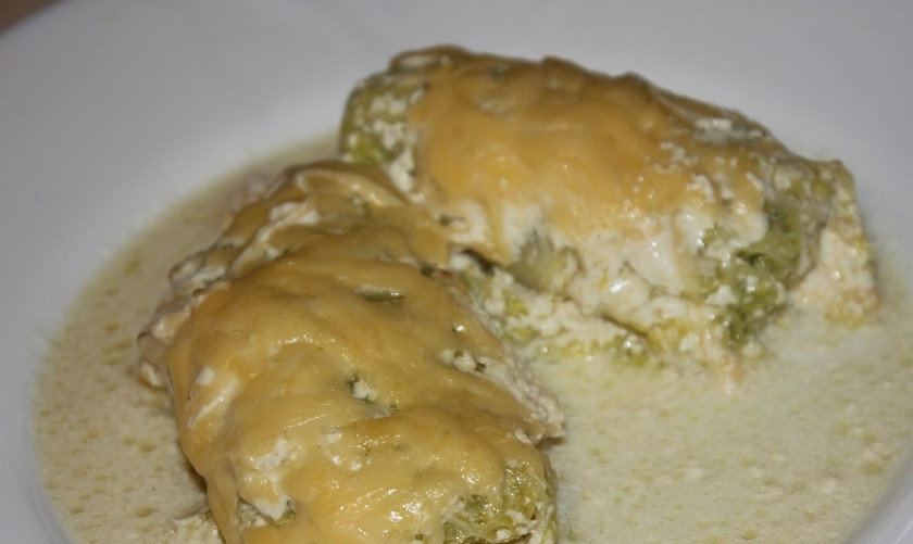 1. Этап. Голубцы с творогом: 5. Подаем порционно как самостоятельное блюдо. Можно сверху полить образовавшимся сметанным соусом.