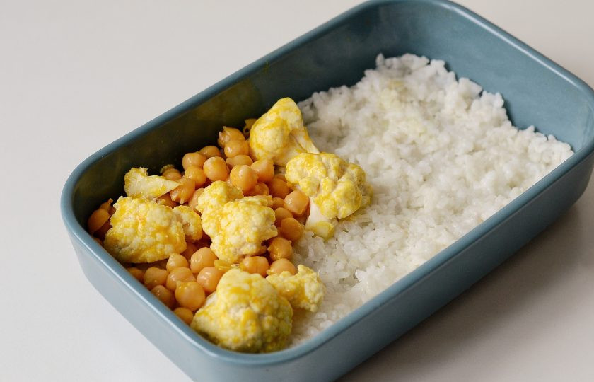 1. Этап. Запеканка с нутом: Смажьте форму для выпечки маслом. Выложите на дно формы рис. Сверху положите нут с цветной капустой.