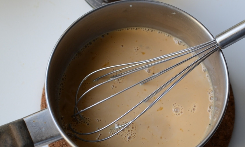 1. Этап. Эклеры с шоколадным кремом: Добавьте яичный желток, сахар и перемешайте всё.