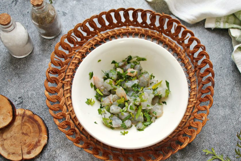 1. Этап. Котлеты из судака и креветок: У креветок удалите панцирь, сделайте разрез вдоль спинки и удалите кишку. Порежьте креветки на кусочки, посолите и смешайте со сливочным маслом, рубленым чесноком и зеленью, лучше всего с петрушкой.