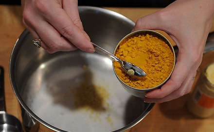 1. Этап. Маринованная цветная капуста: Добавляем куркуму, перец.