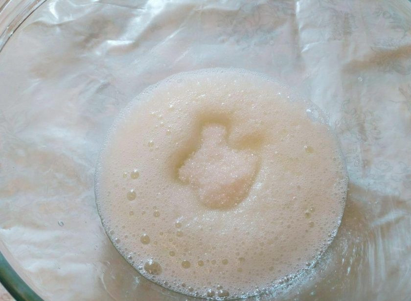 1. Этап. Печенье-безе с овсяным толокном: Отделите белки от желтков. Взбейте белки в пышную пену, добавляя сахар небольшими порциями.