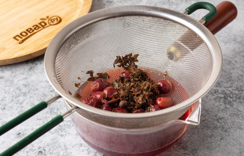 1. Этап. Вишневый грог: Снимите с плиты и процедите напиток.