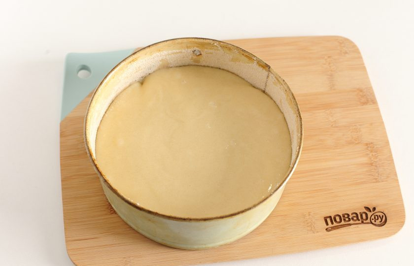 1. Этап. Шарлотка на одном яйце: Сверху вылейте тесто, и запекайте пирог в духовке при температуре 200 градусов около 25-30 минут.