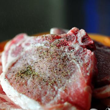 1. Этап. Свиная отбивная: Приправить каждый кусочек свинины.