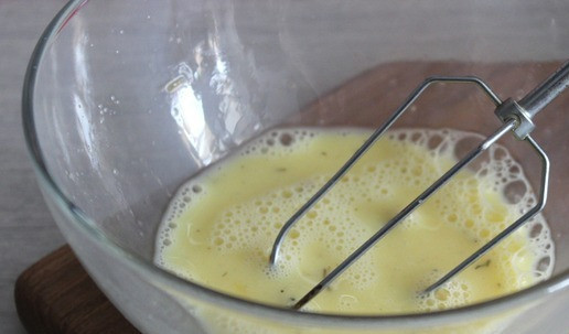 1. Этап. Омлет «На ужин»: Взбить венчиком яйцо с молоком до однородности.