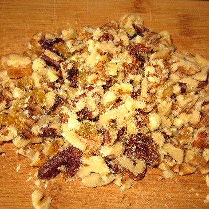 1. Этап. Кекс с изюмом и грецкими орехами: Крупно рубим орехи.