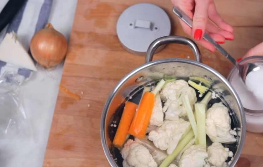 1. Этап. Низкокалорийная паста Альфредо: 1. Приготовьте соус. Для этого отварите нарезанную на соцветия цветную капусту, по желанию добавив немного сельдерея и немного моркови для аромата и вкуса.