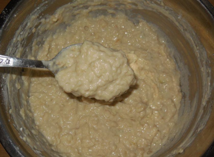 1. Этап. Оладьи на воде с яблоками: 7. По консистенции тесто должно быть густым.