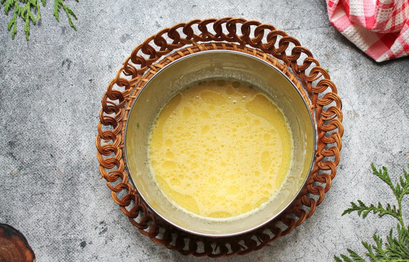 1. Этап. Закуска Виктория: Для других блинчиков смешайте один стакан воды, одно яйцо, оставшиеся соль и сахар. Всыпьте оставшуюся муку, куркуму и замесите однородное тесто. Дайте постоять 10 минут.