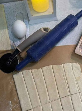 1. Этап. Универсальный веночек: Разрезать на полоски, а затем полоски разрезать еще пополам