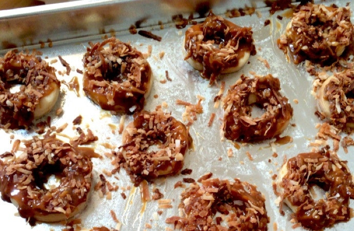 1. Этап. Песочное печенье с кокосом, карамелью и шоколадом: 15. Выложите кокосово-карамельную массу на каждое печенье.