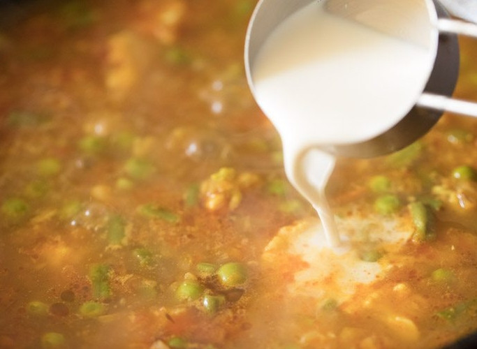 1. Этап. Тушеный микс овощей: 7. В конце добавьте немного сливок и прогрейте все вместе пару минут.