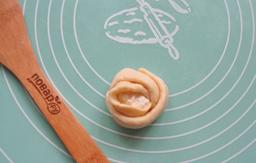 1. Этап. Булочки Как у бабушки: И последнюю часть круга. Получилась булочка в виде розочки.