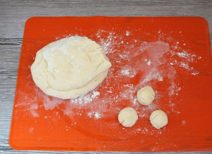 1. Этап. Печенье из творога со сгущенкой: Готовое тесто уберите в холодильник на 40 минут. После достаньте и сформуйте печенье. Отщипывайте кусочки теста, размером с грецкий орех. Округлите заготовки.