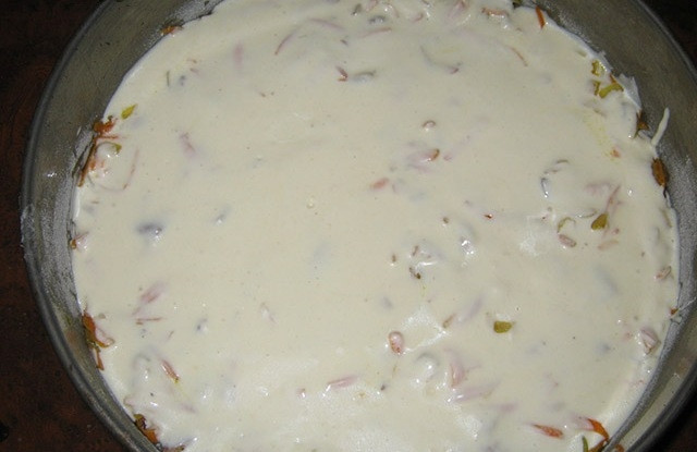 1. Этап. Пирог из куриной печени: Сверху выложите зажарку и залейте её оставшимся тестом.