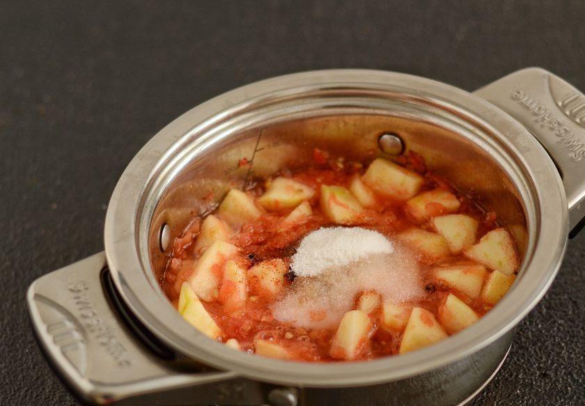 1. Этап. Соус «Краснодарский»: Следом добавьте в кастрюлю все специи, соль и сахар. Уваривайте томатное пюре на медленном огне примерно час. Периодически помешивайте, чтобы оно не пригорело.