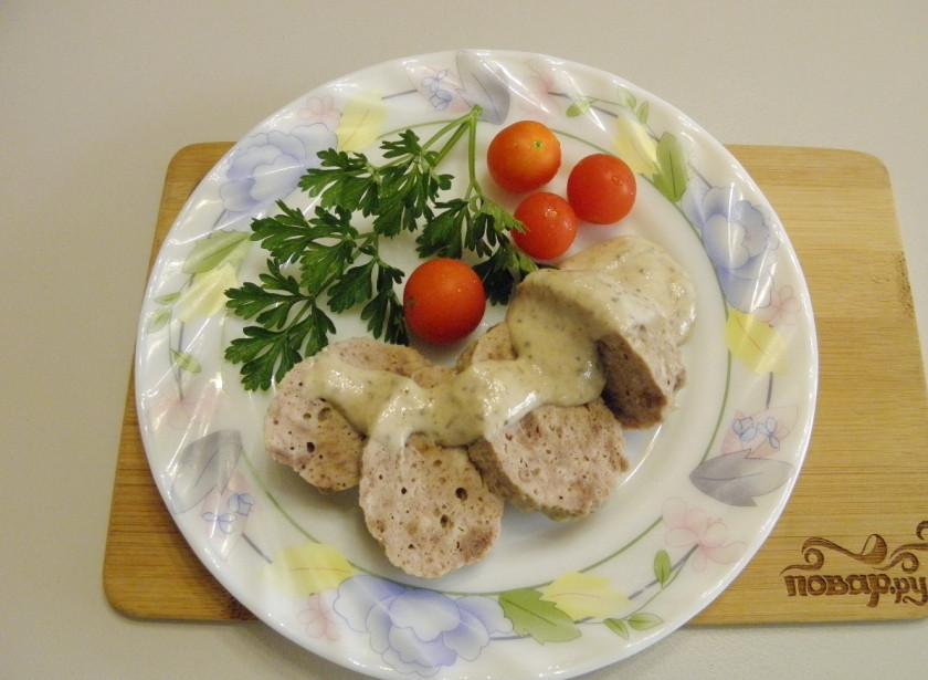 1. Этап. Котлеты под грибным соусом: Готовый паровые котлеты разложите по тарелочкам и полейте соусом. Приятного аппетита!