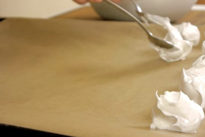 1. Этап. Шоколадный торт Купол: 2. При помощи двух ложек выложите небольшое безе на бумагу для выпечки. Отправьте в разогретую до 110 градусов духовку и подсушите безе в течение 90 минут. Через 45 минут после начала выпекания поменяйте противни местами.