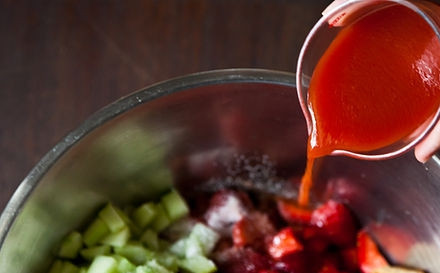 1. Этап. Клубничный гаспачо: Кладем томатную пасту, добавляем соль.