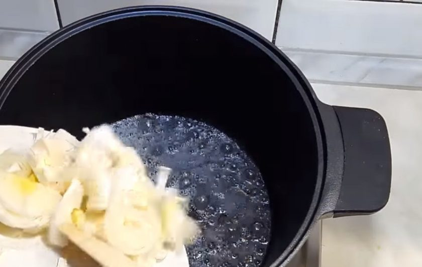 1. Этап. Суп из крапивы и сельдерея: 1. Ранее очищенный сельдерей нарежьте крупными кубиками, лук-порей нарежьте полукольцами. В разогретой кастрюле на растительном и сливочном масле обжарьте лук-порей, постоянно помешивая.