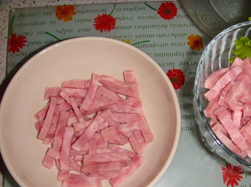 1. Этап. Салат с консервированными ананасами: И выложите её в емкость для салата. Слой ветчины смажьте майонезом.