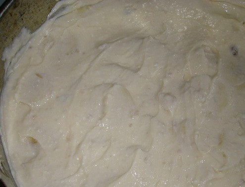 1. Этап. Творожный пирог с бананами: И выкладываем начинку на основу пирога. Разравниваем.