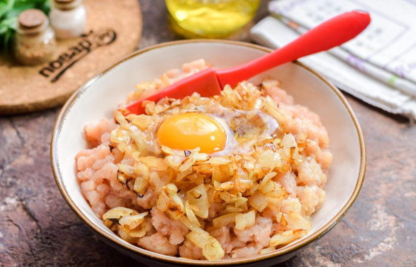 1. Этап. Котлеты с жареным луком: Добавьте в фарш одно куриное яйцо.