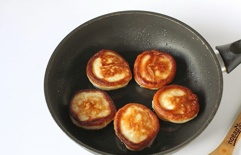 1. Этап. Пышные оладьи на горячем кефире: Обжаривайте оладьи на среднем огне с двух сторон до румяной корочки.