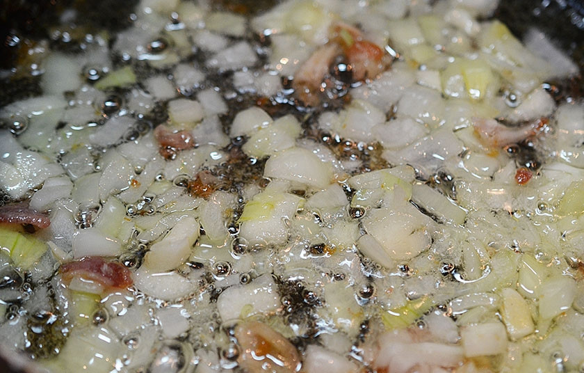 1. Этап. Цыпленок Чилиндрон по-арагонски: В той же сковороде обжарьте лук.