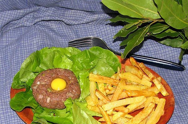 1. Этап. Бифштекс тартар: Сформируйте из мяса котлетки, сделав в середине углубления. В них влейте по яйцу. Подавайте с гарниром. Приятного аппетита!