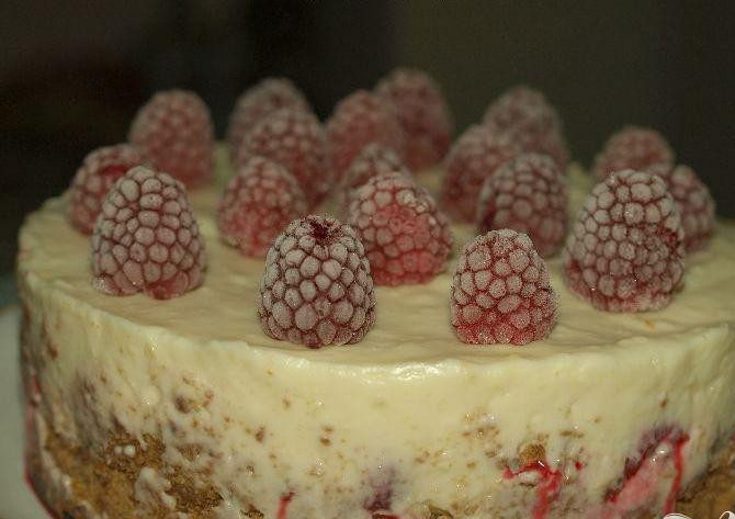 1. Этап. Чизкейк с малиной и шоколадом: 4. Осторожно накрыть чизкейк и поставить в холодильник на 3 часа минимум, чтобы он застыл. Достать из формы. Украсить верхушку малиной.