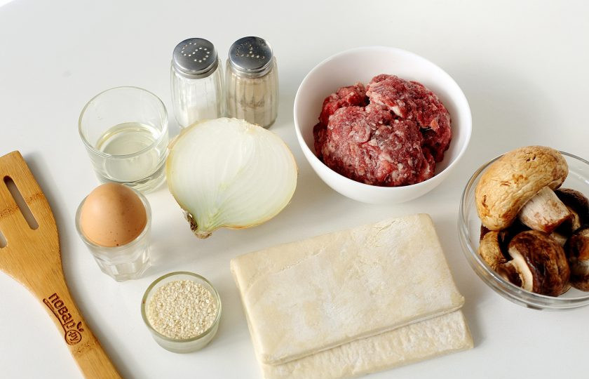 1. Этап. Слоеный пирог с мясом и грибами: Подготовьте все ингредиенты.